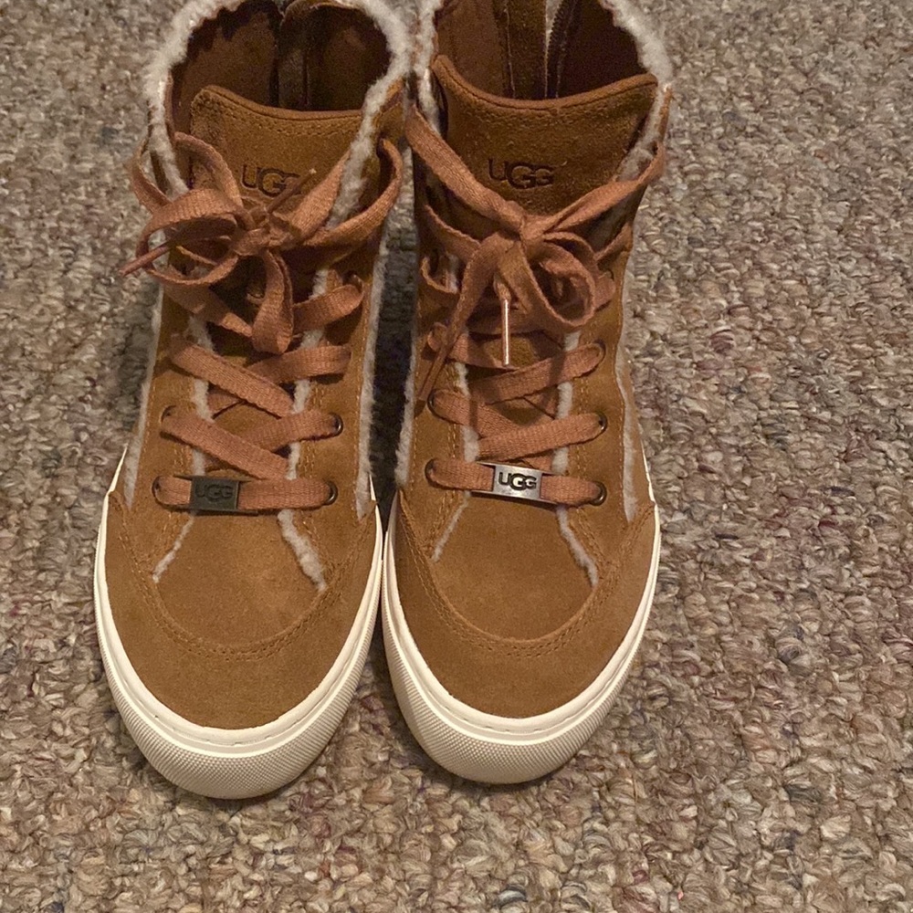Official UGG boots worn once! Box included! Clean like new!